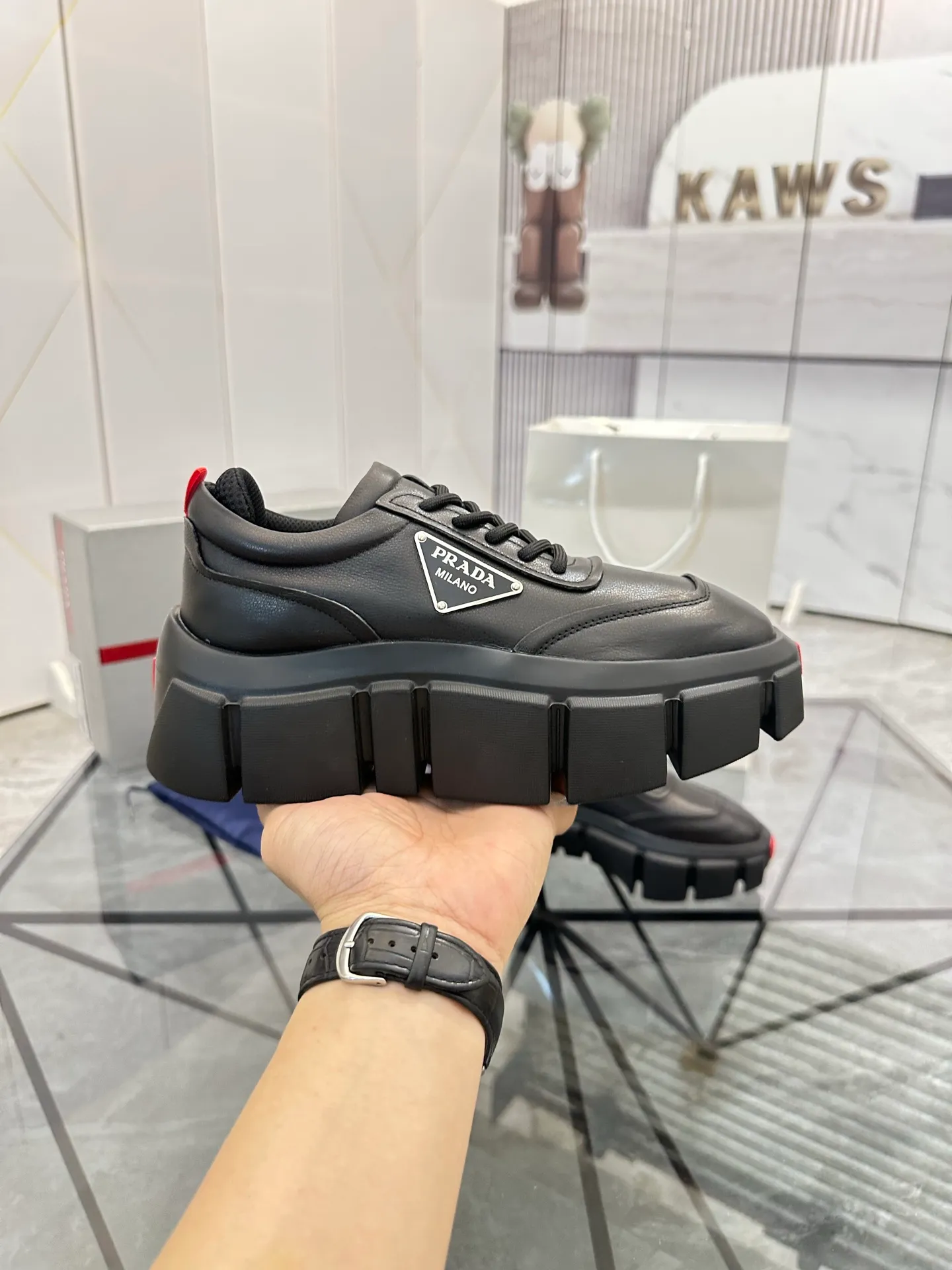 Selling men's shoes 💰: 💰P560¥ High-end top quality Product trademark: Prada * "Prada*" low-top casual shoes Regular size: 35-45 (can be customized to 46) Couple style Product material: imported first-layer cowhide leather upper, breathable lining, original outsole. No.: H201